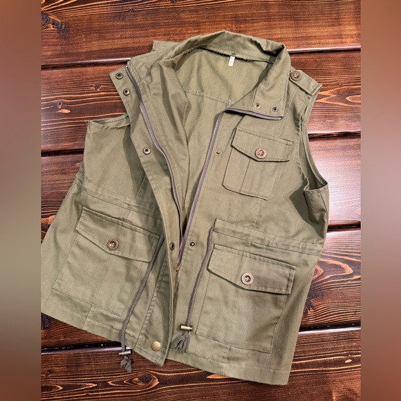 Women’s Cargo Vest - Picture 2 of 3